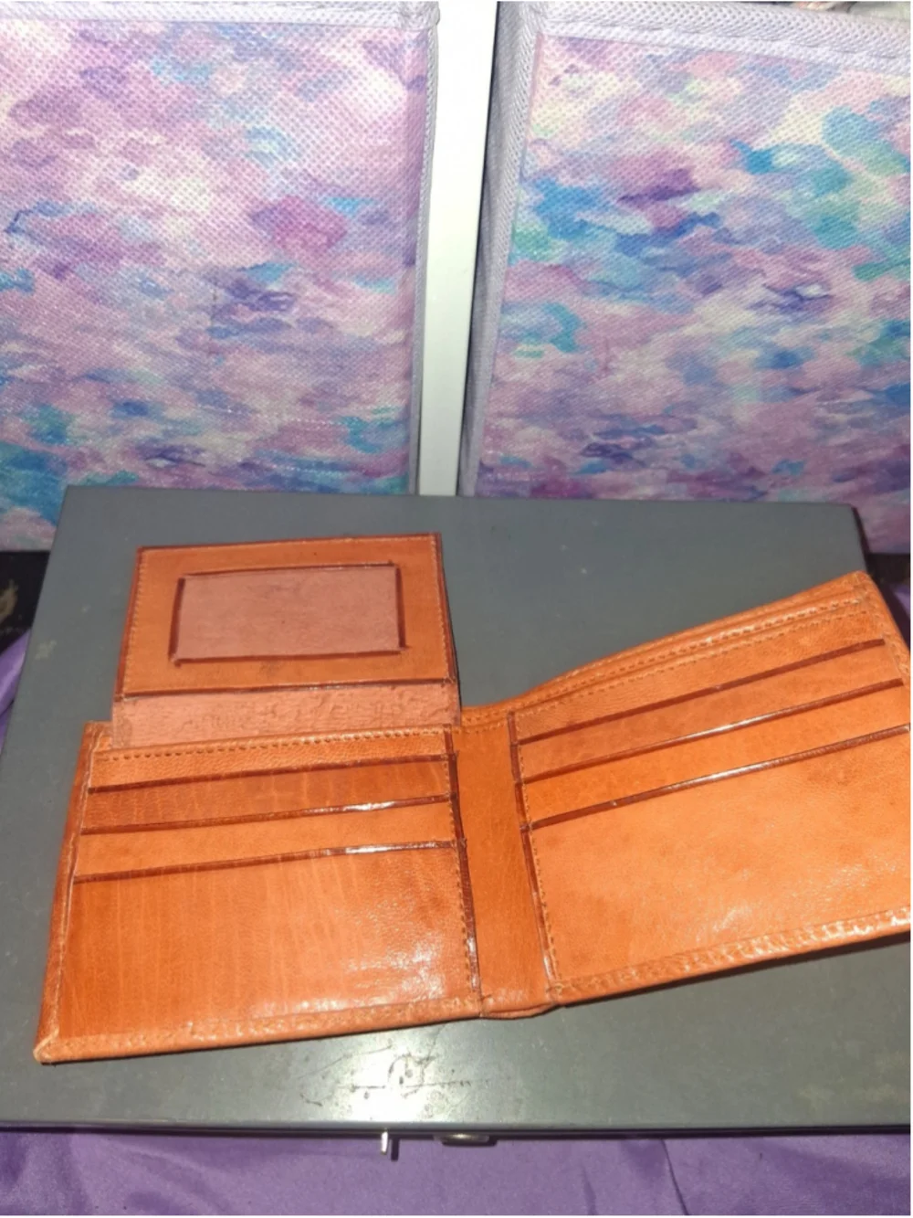 Mayan CarvingBrown Embossed Bifold Men’s Wallet w/ Credit Card Slots & ID Window